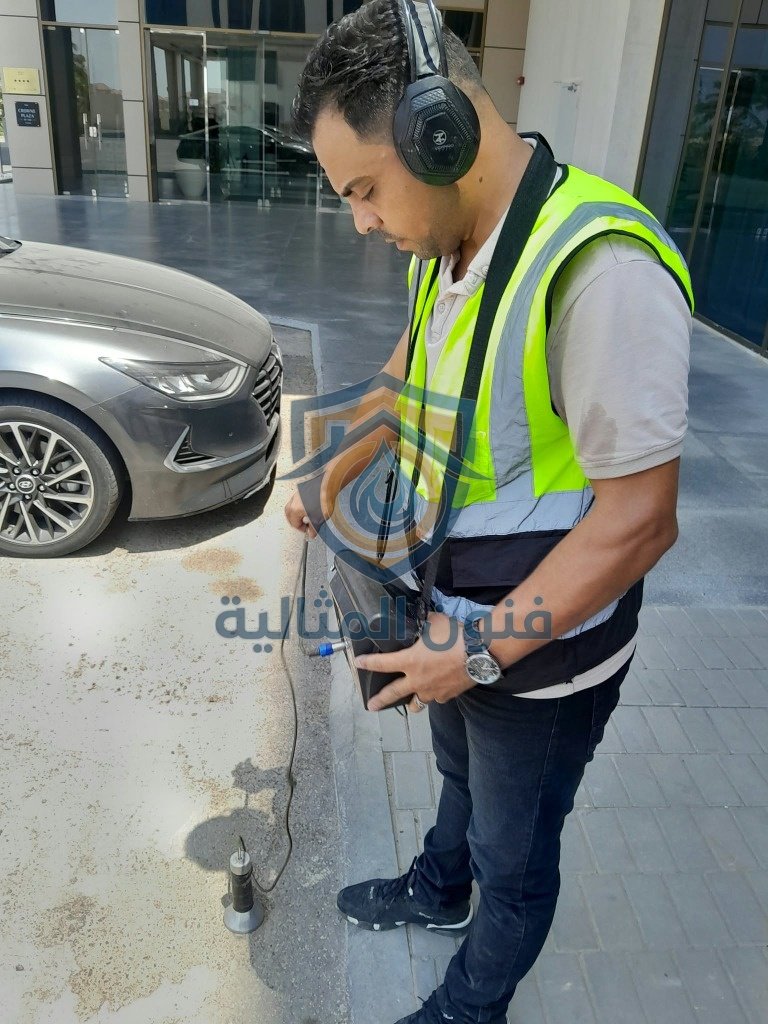 فني شركة فنون المثالية أثناء فحص تسربات المياه بأحدث الأجهزة الإلكترونية